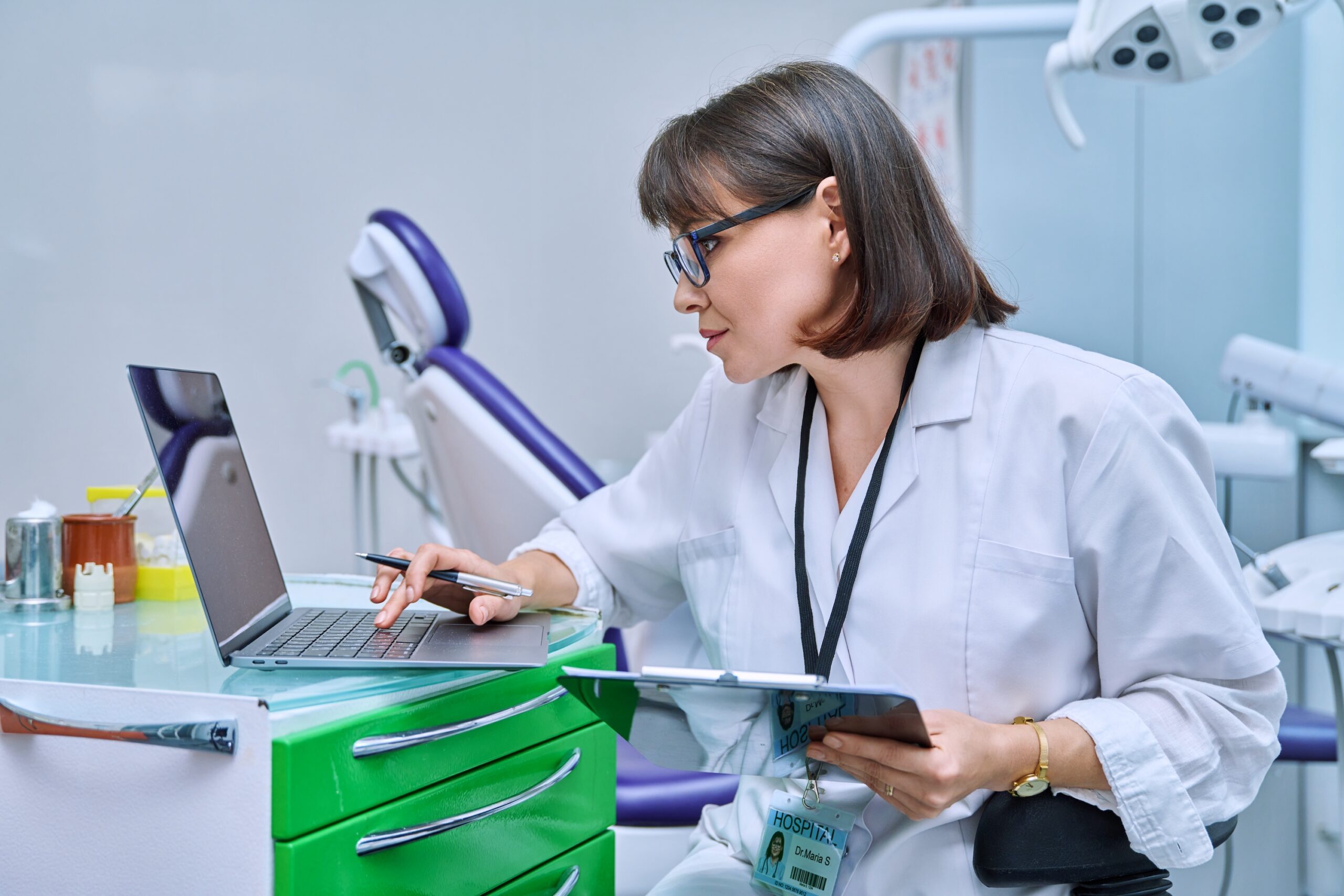 Cómo elegir los mejores insumos dentales para tu clínica | Guía 2026