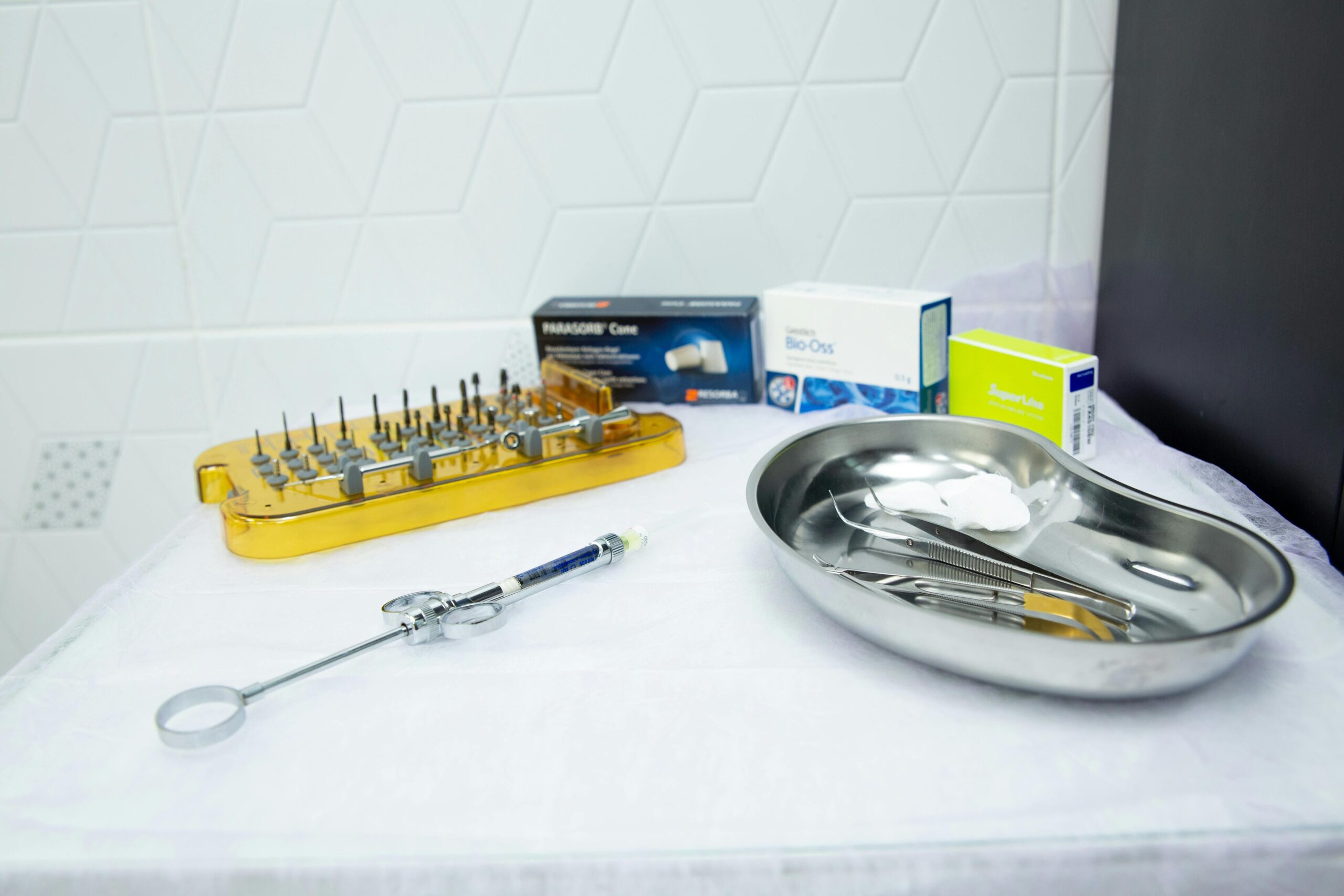 Cómo identificar si un material dental cumple normativas CE y ISO