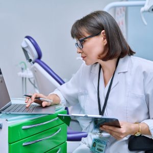 Cómo elegir los mejores insumos dentales para tu clínica | Guía 2026
